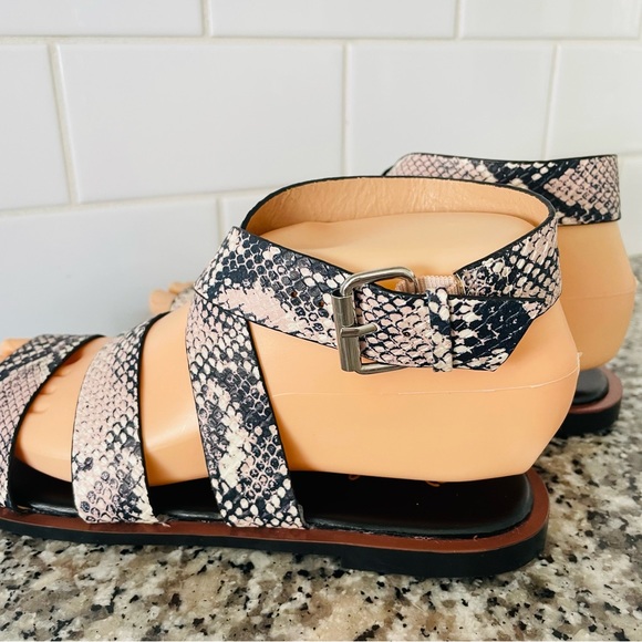 Qupid Women’s Flat Gladiator Sandals Snake Skin Strap Design - Picture 5 of 8